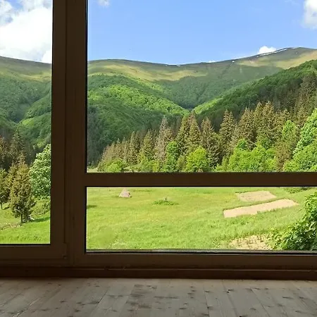 під горбком