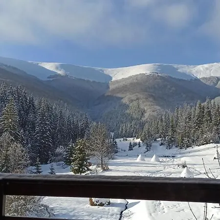 під горбком Guest house