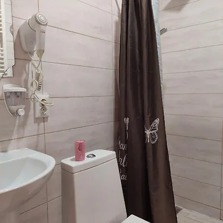 під горбком Guest house