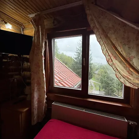 під горбком