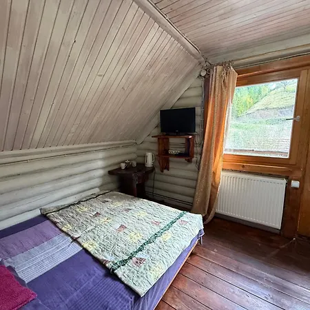 під горбком Bukovets