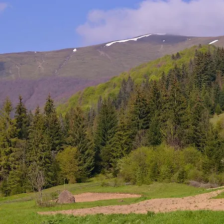 під горбком