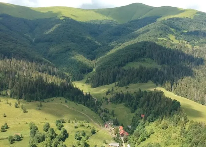 під горбком Konukevi