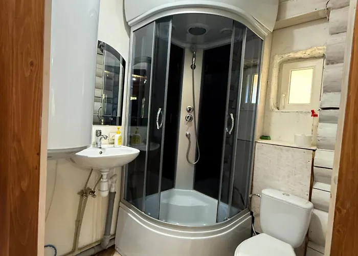 під горбком Konukevi