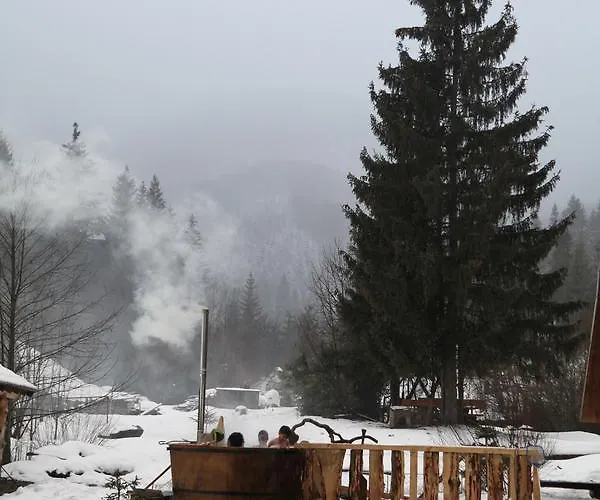 під горбком Konukevi