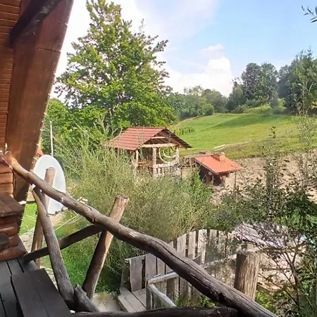 під горбком Casa de hóspedes Bukovets